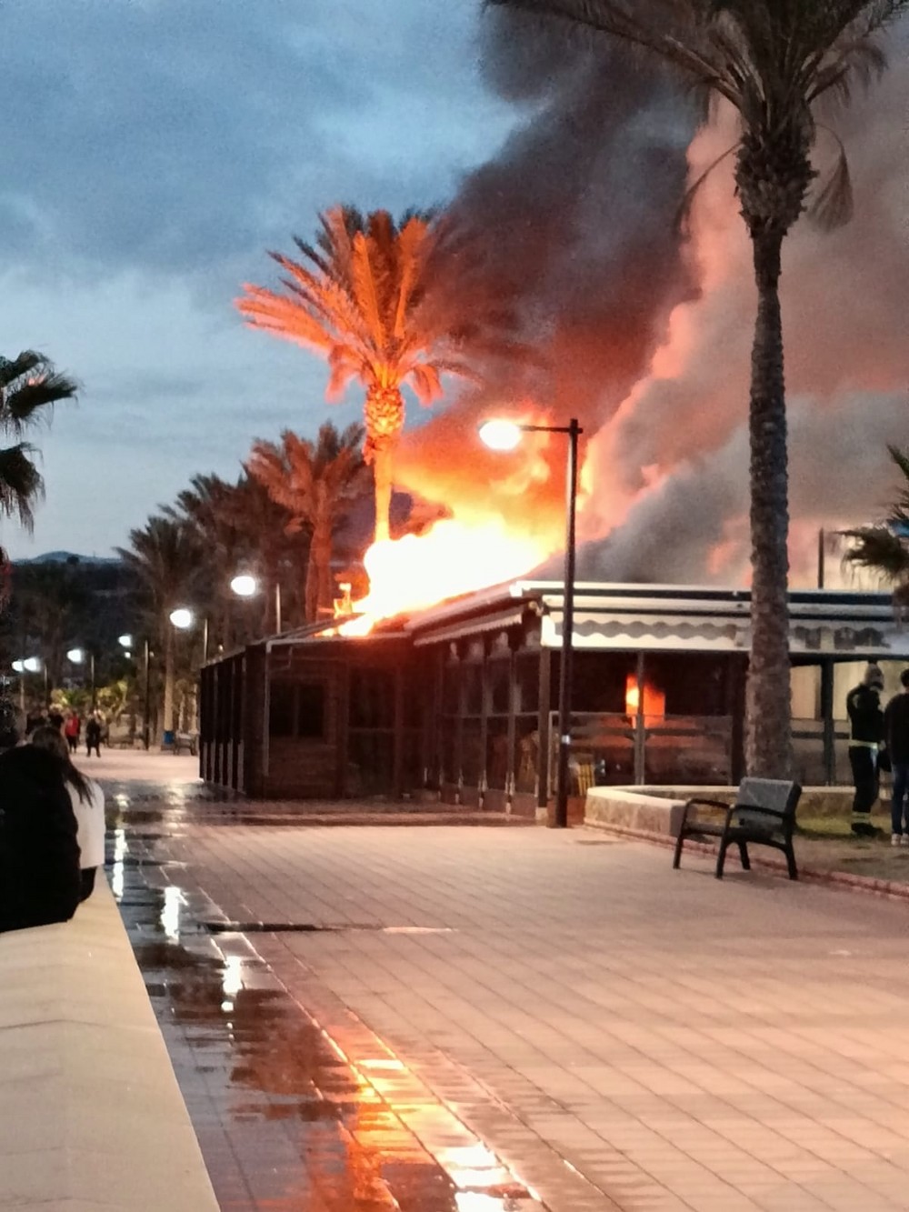 Un fallo eléctrico provocó el incendio que devoró el chiringuito Chambao de Balanegra