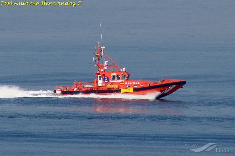 Una lancha planeadora embistió a la patera naufragada en Adra en la que fallecieron dos personas