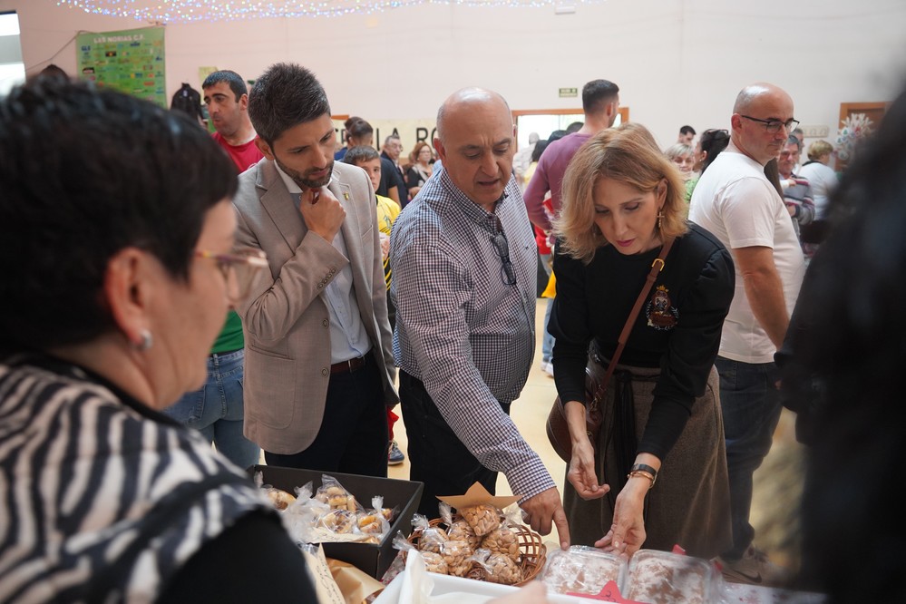 El Centro de Usos Múltiples de Las Norias acoge el tradicional Mercadillo Navideño de este núcleo