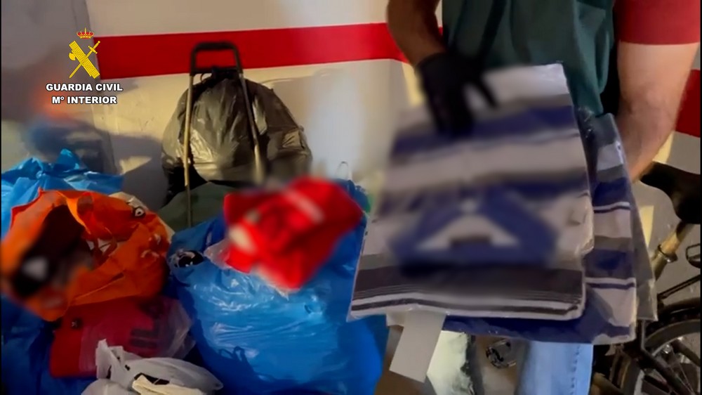 La Guardia Civil incauta más de 1.000 productos falsificados en un almacén de La Urba de Roquetas