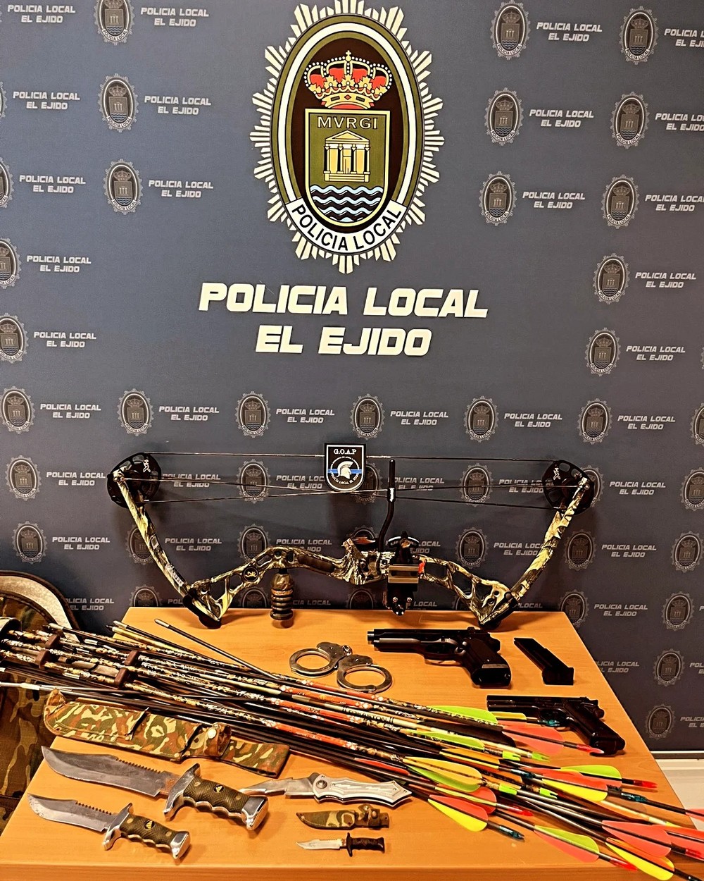 Los GOAP incautan una pistola de airsoft, un machete, arco y flechas a un supuesto guardia de seguridad en El Ejido
