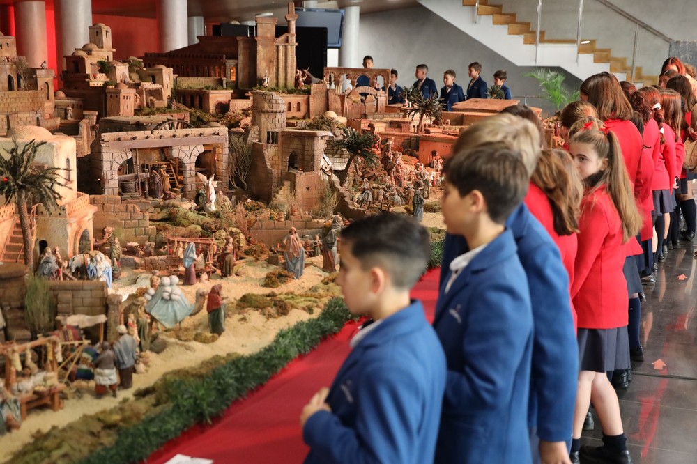 Alumnos del Colegio Altaduna Saladares visitan el Belén Municipal