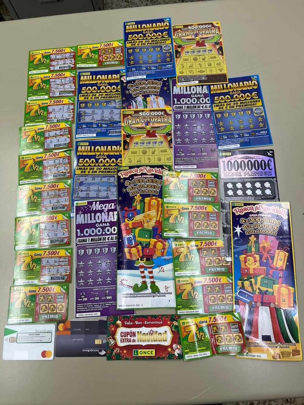 Detenido por comprar 300 euros en 'rascas' de lotería con una tarjeta ajena y agredir a un agente en El Ejido