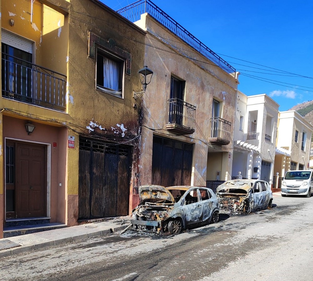 El incendio de un coche en Celín acaba afectando a otro vehículo y a dos viviendas