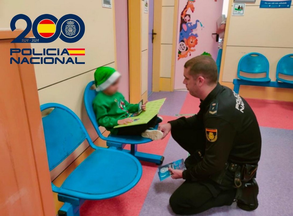 La Policía Nacional saca una sonrisa a los niños ingresados en el Hospital de Poniente