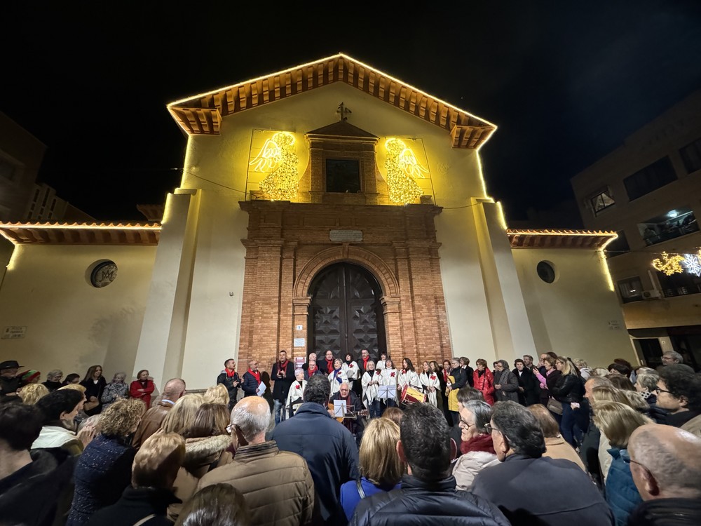 El Coro Cristo de la Luz de Dalías llena de sones navideños la Plaza Párroco José Jiménez