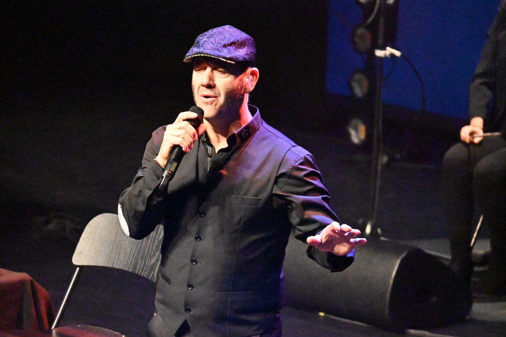 Paco Candela ofrece lo mejor de su repertorio en dos horas en el Teatro Auditorio de Roquetas de Mar