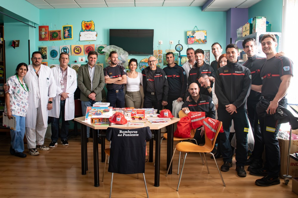 Bomberos del Poniente llenan de ilusión el área de Pediatría del Hospital Universitario Poniente