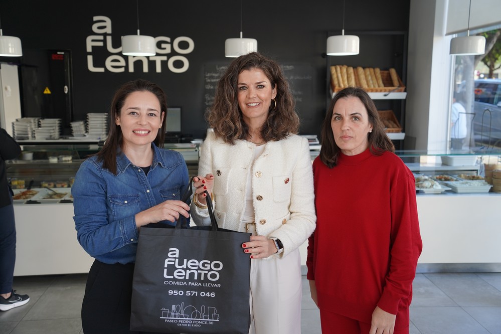 El Ejido proporciona menús de Nochebuena, Nochevieja y Roscón de Reyes a los usuarios del Servicio de Ayuda a Domicilio en situación de soledad no deseada