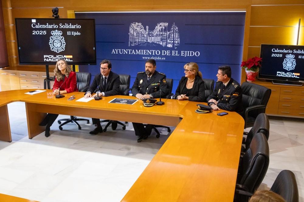 La Policía Nacional en El Ejido presenta su primer calendario solidario