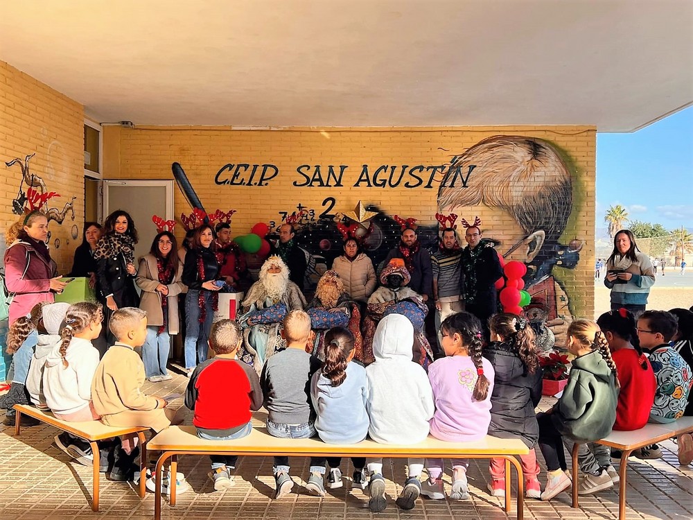 Servicios Sociales participa con la Mesa Local Comunitaria de San Agustín en el reparto de juguetes No Bélicos Ni Sexistas entre los alumnos del colegio San Agustín