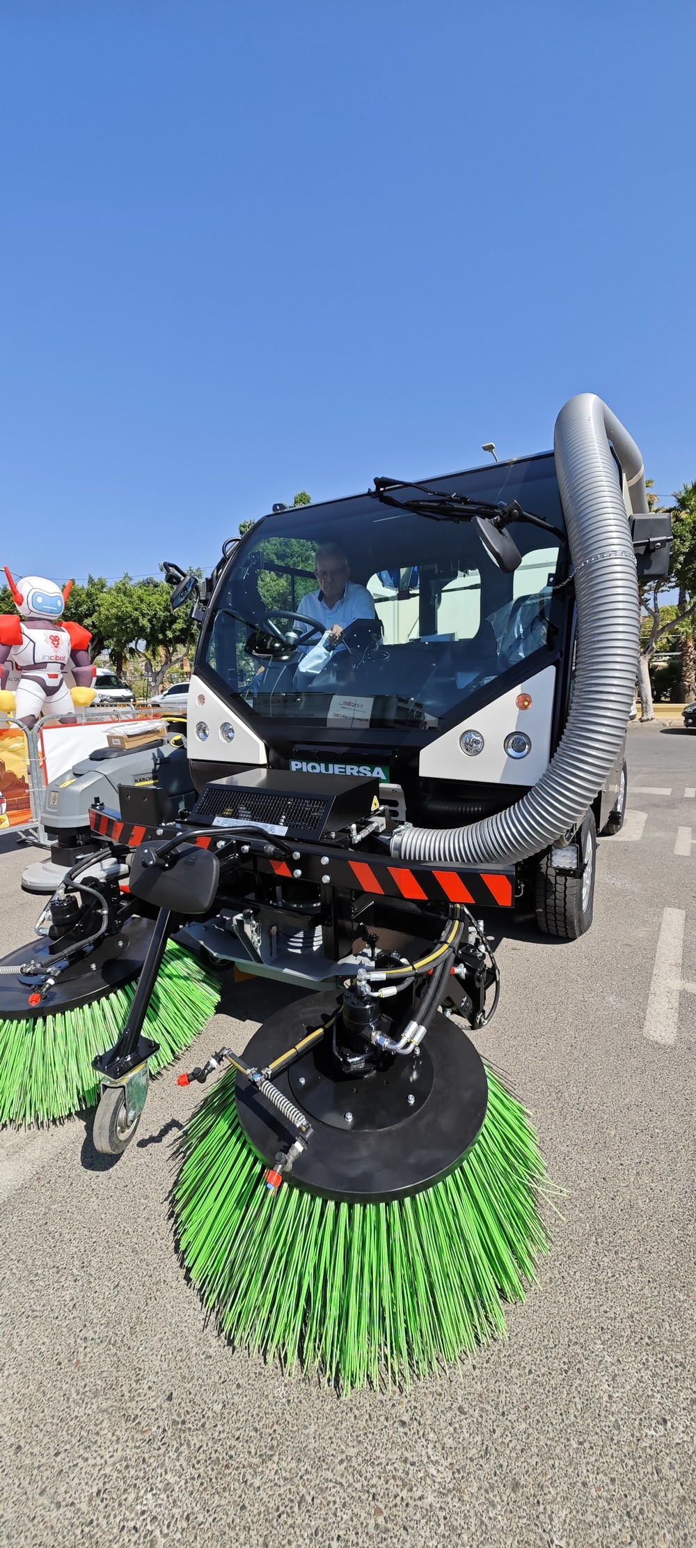 La cultura de la seguridad llega a todos los barrios de Vícar con la instalación de nuevos equipos desfibriladores
