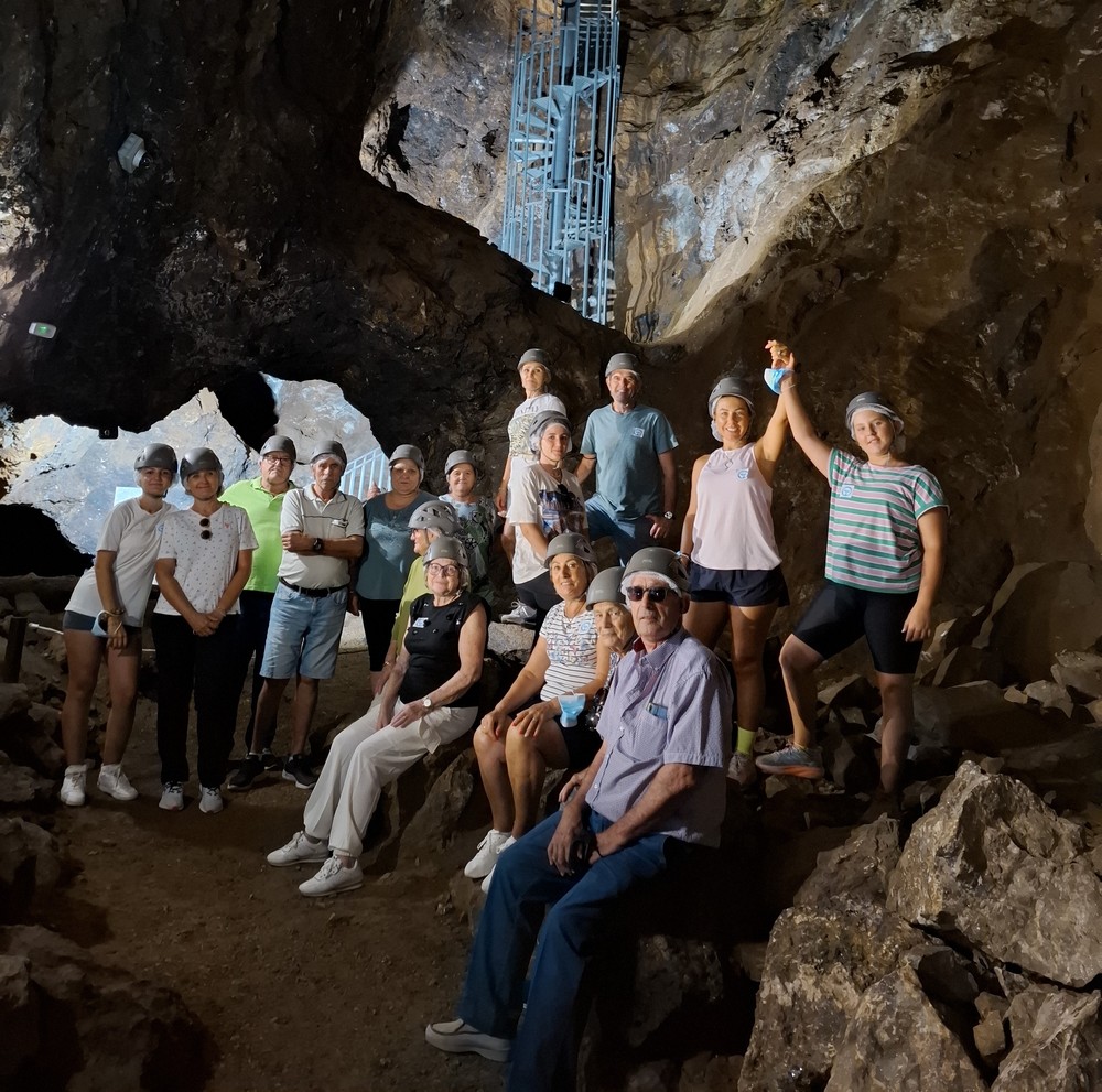 Medio centenar de dalienses disfrutan de la visita a la geoda de Pulpí