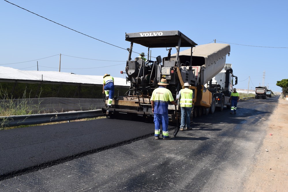 Más de una decena de caminos agrícolas de Vícar van a ser asfaltados