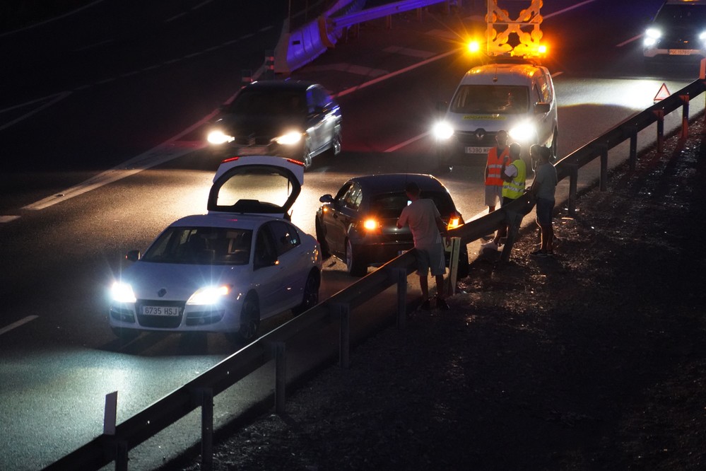 Dos vehículos colisionan en la A7 y provocan importantes retenciones en la autovía