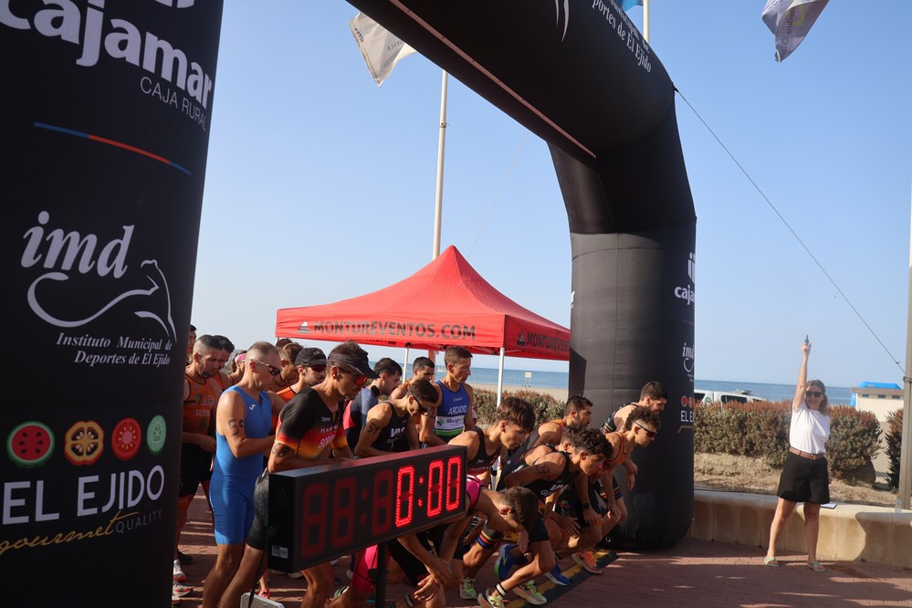 Mañana de sol y mar con el IV Acuatlón Almerimar