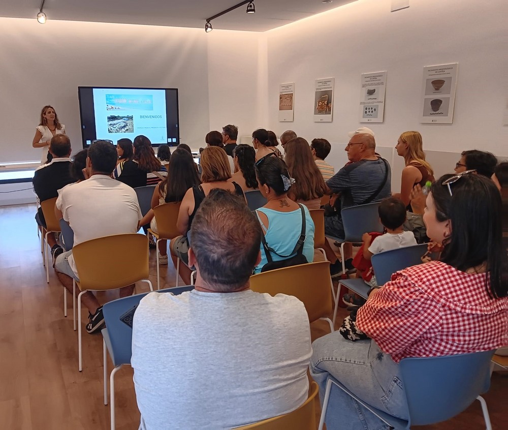 Cerca de 300 personas participan en las visitas guiadas gratuitas por el patrimonio histórico de El Ejido dentro del programa de Verano Cultural 2025